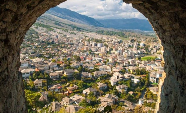 “BEAUTIFUL ALBANIA”/ Kryeministri Rama promovon Gjirokastrën me pamjet nga qyteti “i gurtë”