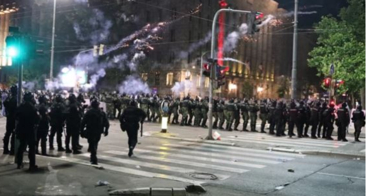 USHTRIA SERBE DEL KUNDËR URDHRIT TË VUÇIÇ/ Refuzon të ndalojë protestat në Beograd