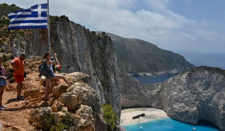 ANALIZA/ Greqia dështoi me hapjen e dyerve për turistët