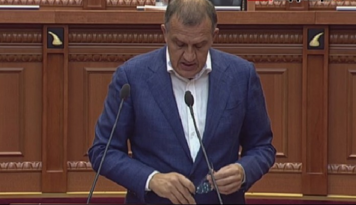 SITUATA E COVID-19/ Beqja këshilla qytetarëve: Me maskë mbuloni gojën e hundën, jo veshët
