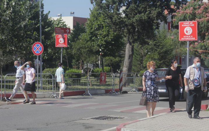 APEL TË FORTË PËR QYTETARËT/ Manastirliu: Në Infektiv, të rinj që po trajtohen për simptoma të rënda nga COVID-19. Përhapja mund të frenohet vetëm nëse…