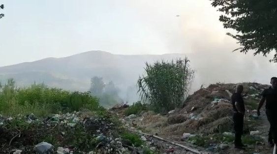 I VËNË ZJARRIN SHESH-DEPOZITIMIT TË PLEHRAVE/ Rrezikohen serat e banesat në fshatin Moravë. Zjarrfikësit në ‘luftë’ me flakët (VIDEO)