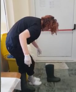 LA POSTIN PËR TË LUFTUAR COVID-19/ Kryeinfermierja ndan VIDEON ku kullon çizmen mbushur me djersë: Më janë zbardhur flokët, më është rrudhosur…