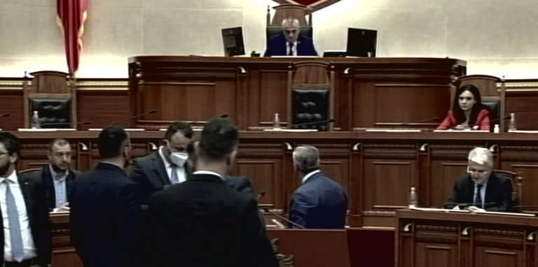 TENSIONE NË KUVEND/ Murrizi bllokon foltoren, Ruçi e paralajmëron me përjashtim. Ndërpritet seanca