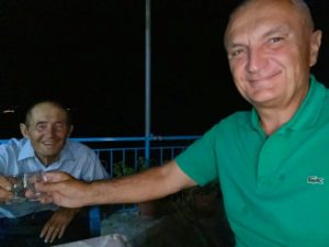 PASI SULMOI AMBASADORËT/ Meta darkon në Jergucat me xha Llambin. Me bluzën me dy njolla vaji e gotën e rakisë në dorë, Presidenti “mbyt” hallet