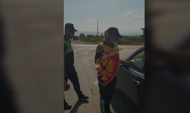 DY SHOFERË PËRFUNDOJNË NË PRANGA NË KORÇË/ Tentuan të korruptojnë policët që të shmangnin gjobat