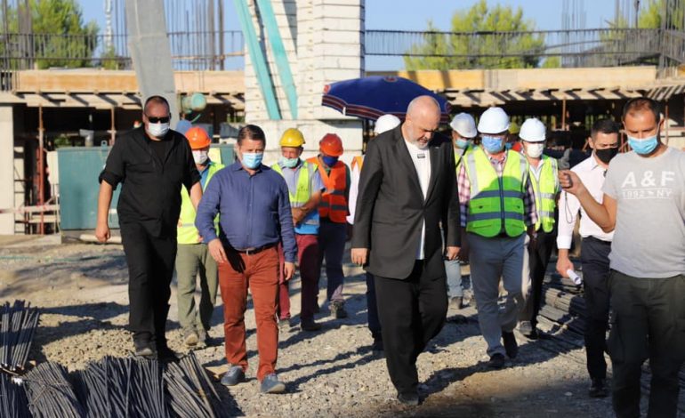 “SHPËRTHEN” NDAJ BERISHËS/ Pjerin Ndreu: Zot më merr më mirë, se të më lësh të plakem me të tillë degradim mendor si ky Sali mortja (FOTO)