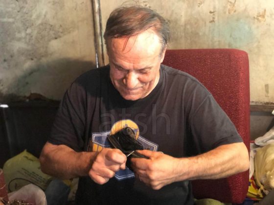 “NUK E NDËRROJ ME ASGJË KËTË BARAKE…”/ Me Nexhat Mujën, 73-vjeçarin që prej 60 vitesh nuk i ndahet pasionit për zanatin e këpucarit