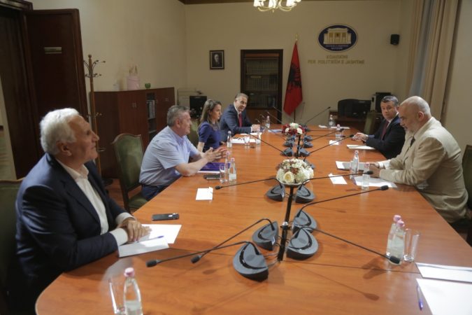 FIRMOSET MARRËVESHJA/ PS dhe opozita parlamentare dakord për Reformën Zgjedhore. Më 30 korrik votohet hapja e listave