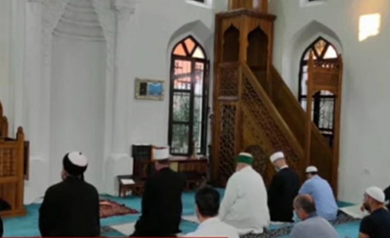 BESIMTARËT MYSLIMANË FESTOJNË KURBAN BAJRAMIN/ Falin namazin në xhami të pajisur me maska dhe në distancë sociale