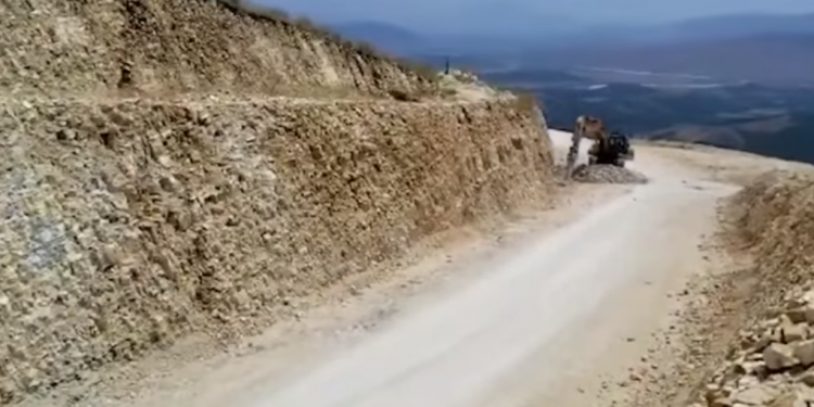 “GUR GUR, BËHET MUR”/ Rama poston videon nga punimet në rrugën Delvinë-Kardhiq: Së shpejti nis hapja e tunelit të ëndërruar