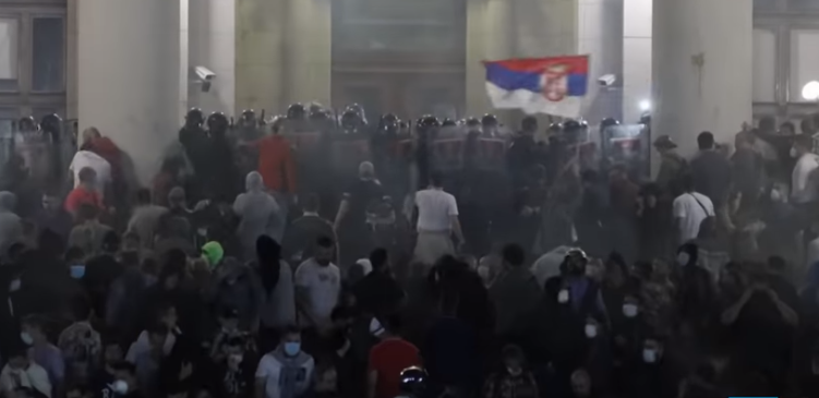 PROTESTA KUNDËR ORËS POLICORE NË SERBI/ Përleshje e gaz lotsjellës, 20 të plagosur, 13 policë dhe 7 civilë (VIDEO)