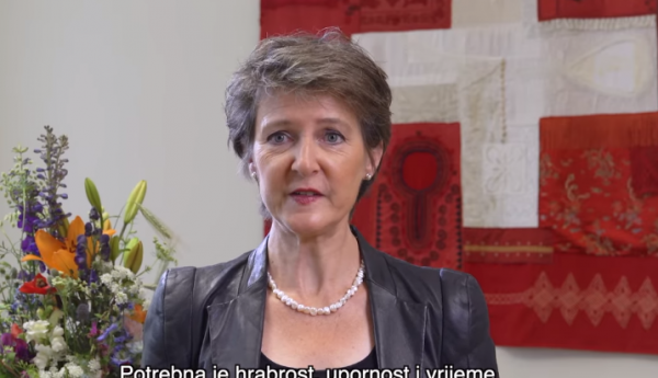 “JETËT E HUMBURA NUK MUND TË ZËVËNDËSOHEN…”/ Presidentja zvicerane: Ndihem tejet e trishtuar kur kujtoj masakrën e Srebrenicës