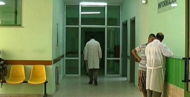 E RËNDË/ Tre sirianë mbërrijnë në Spitalin e Korçës me dëmtime në trup, dyshohet të jenë dhunuar