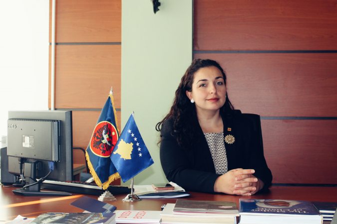 KOSOVË/ Kërcënohet kryeparlamentarja Vjosa Osmani, ja çfarë thotë policia