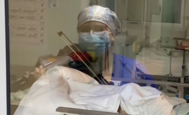 LUFTA KUNDËR KORONAVIRUSIT/ Infermierja që luan violinën çdo ditë për pacientët me COVID-19 (VIDEO)