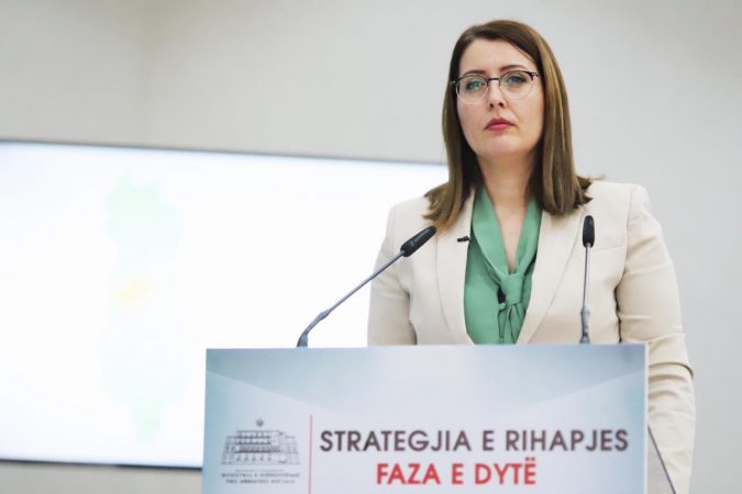“MERRNI PËRGJEGJËSI QË TË NDIHMONI SISTEMIN SHËNDËTETËSOR”/ Apeli i Manastirliut: Ligj, mbajtja e maskave…