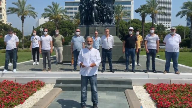 SHQIPTARËT E IZMIRIT PËRKUTOJNË 76-VJETORIN E GJENOCIDIT GREK NË ÇAMËRI/ Lanë një kurorë të zezë para konsullatës greke