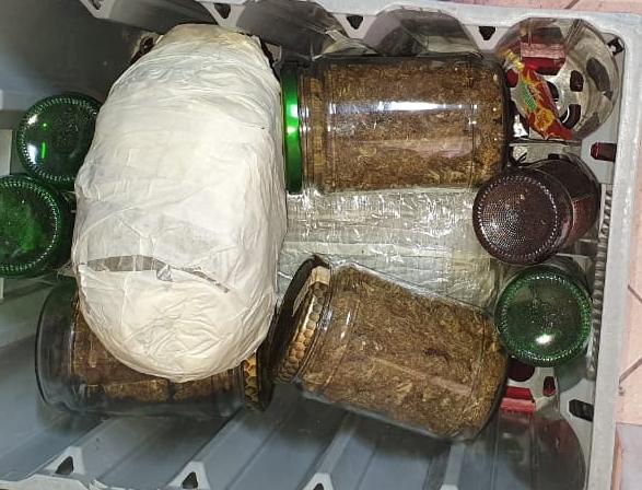 KANABIS TË FSHEHUR BRENDA NË KAVANOS NË MARKET/ Arrestohet pronari dhe punëtori (FOTO)