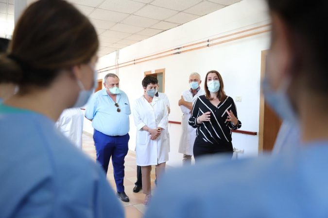 KORONAVIRUSI/ Manastirliu: Përgatitje për hapjen e Covid3, shtohet staf i ri në QSUT. Kërkojmë bashkëpunimin e qytetarëve