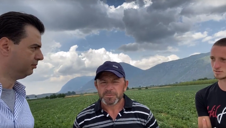 “DO T’I FLAS PRESIDENTIT TRUMP PËR QEPËT TUAJA”/ Lulzim Basha kthehet pas vitesh në Devoll: Ju duhet të jeni njerëz të pasur, s’ju mungon asgjë (VIDEO)