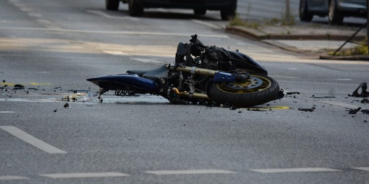 AKSIDENT TEK RRUGA E “KAVAJËS”/ Motori përplas fëmijën 6-vjeç, dërgohet me urgjencë drejt spitalit