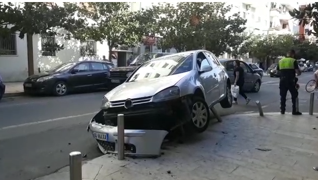 AKSIDENT I RËNDË NË DURRËS/ Makina shmang përplasjen, përfundon në hekurat anës rrugës (FOTO+VIDEO)