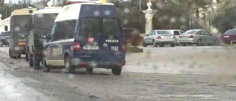 LËVIZTE ME ARMË ZJARRI ME VETE/ Arrestohet 21-vjeçari në Shijak (EMRI)