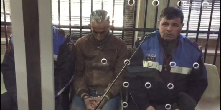 VRAU SHOKUN ME ÇEKIÇ, I COPTOI TRUPIN DHE E FUTI NË VALIXHE/ Prokuroria kërkon burg të përjetshëm për 36-vjeçarin