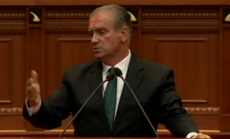 PLAS GALLATA NË KUVEND/ Deputeti Alimadhi kërkon parkim për makinën se e gjobit Policia, Ruçi: Ulu poshtë se s’do merremi me makinën tënde