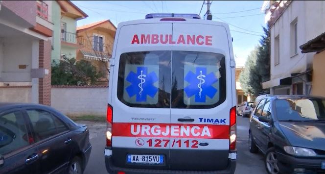 AKSIDENT I RËNDË/ Makina del nga rruga në autostradën Tiranë-Durrës, plagoset drejtuesja e mjetit