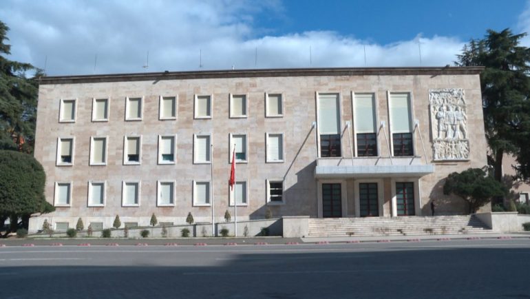 NË GJENDJE TË RËNDË PSIKOLOGJIKE/ Policia shmang tragjedinë, 30- vjeçari tenton të vetëdigjet para kryeministrisë