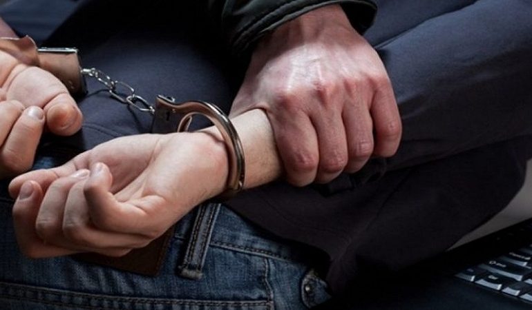 USHTRONTE DHUNË FIZIKE NDAJ BASHKËSHORTES/ Arrestohet 31-vjeçarit nga Berati