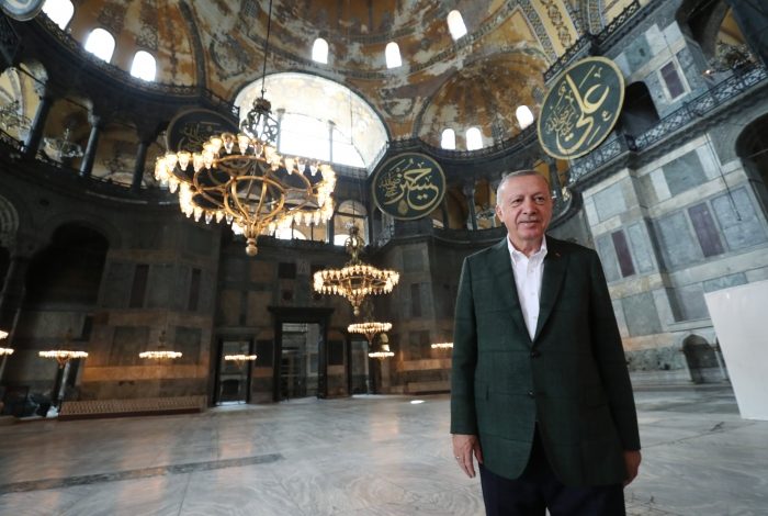 ERDOGAN I SFIDON TË GJITHË/ Viziton Shën Sofinë dhe publikon foto brenda saj