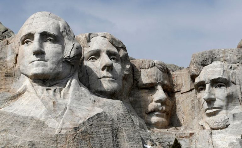 RREZIKU I PËRHAPJES SË KORONAVIRUSIT/ Trump vizitë në monumentin gjigant me rastin e pavarësisë
