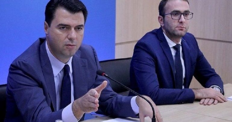 ÇFARË NDODHI? Basha dhe Bardhi nuk mbajnë fjalën, deklaruan se do kenë në qëndrim zyrtar sot për ndryshimin e Kushtetutës. Ku janë?