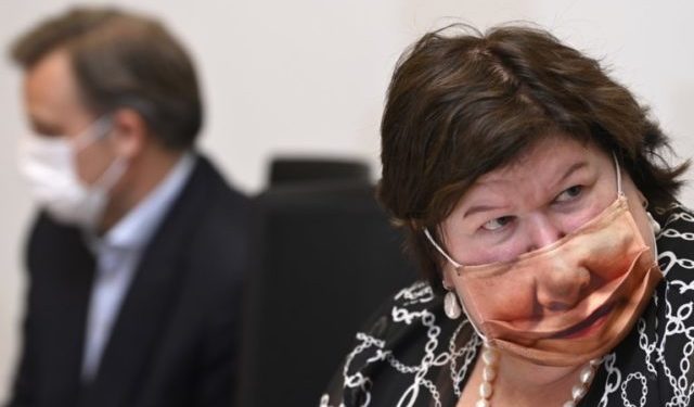 SITUATA NGA COVID-19/ FOTOT e ministres belge të Shëndetësisë me maskën e saj bëhen virale