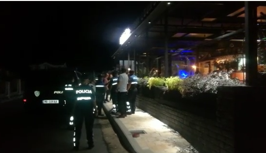 SHQETËSONTE GJITHË LAGJEN ME MUZIKË TË LASRTË/ Mbyllet lokali në Berat. Pronari përplaset me policinë (VIDEO)
