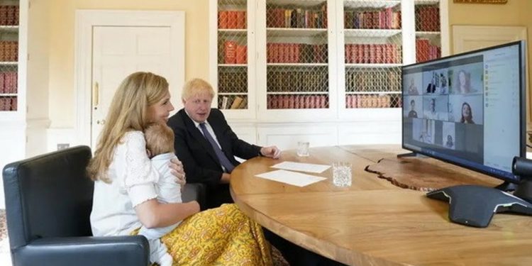 I VENDOSI EMRIN E DOKTORIT QË I SHPËTOI JETËN/ Boris Johnson publikon FOTON e parë me djalin e vogël dhe partneren