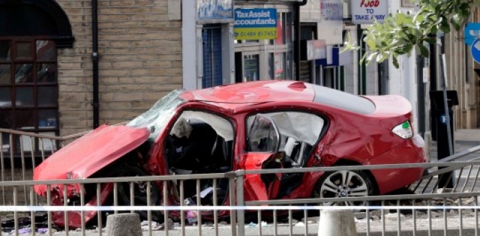 PO NDIQESHIN NGA POLICIA/ Dy 20 vjeçarët vdesin brenda BMW-s nga përplasja e fuqishme (FOTO)