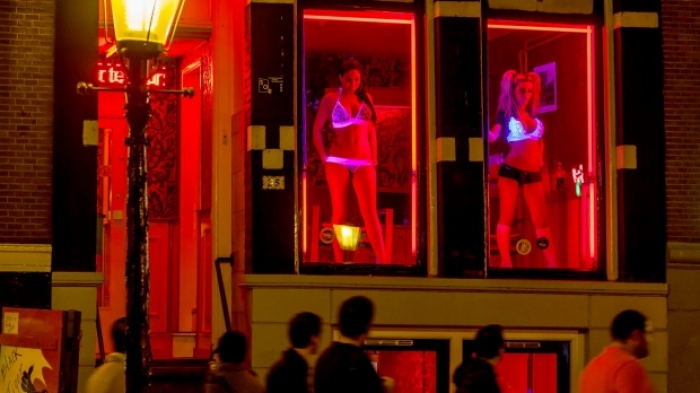 LEJOHET SEKSI POR JO PUTHJET/ Rihapet lagja ME DRITA TË KUQE në Amsterdam