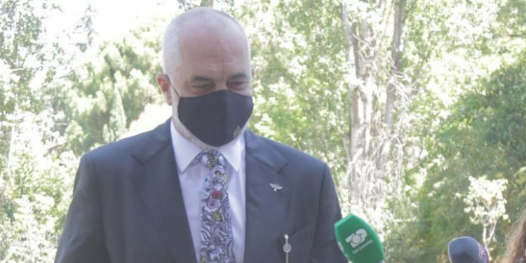 I PRANISHËM NË MBLEDHJEN E KËSHILLIT POLITIK/ Zbulohet simboli mbi maskën e Ramës (FOTO)
