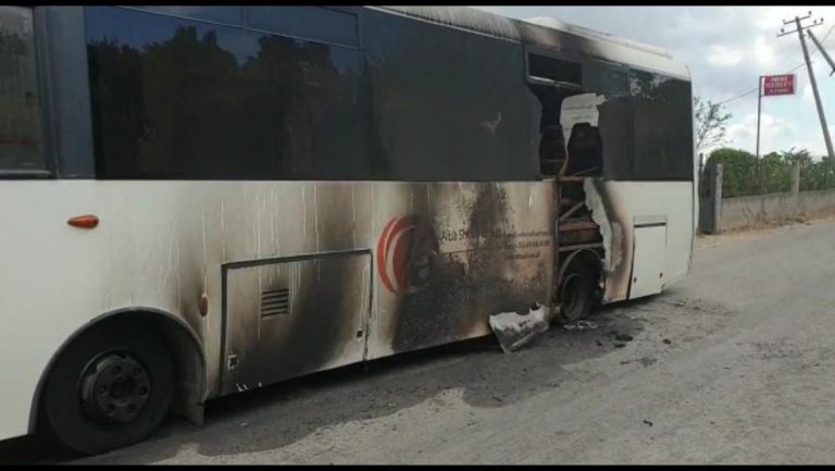 TRANSPORTONTE ÇDO DITË PUNTOË TË NJË FASONERIE/ Autobusi shpërthen në flakë në Fier (VIDEO)
