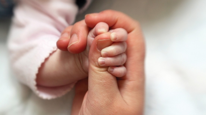 E RËNDË/ Infektohet me koronavirus një bebe 1 vjeçe në Fier, e ëma në gjendje kritike