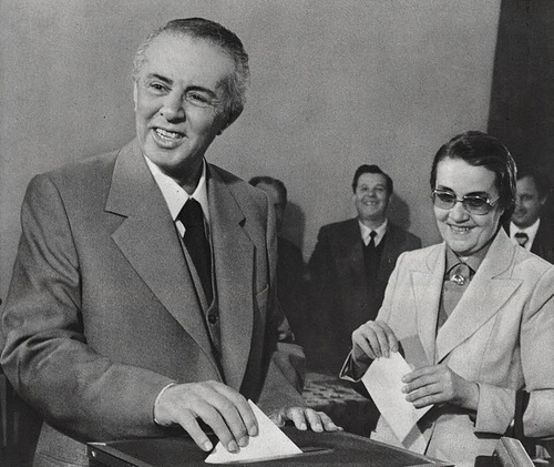 DOKUMENTI/ Sa paguheshin Enver dhe Nexhmije Hoxha, çfarë mund të blije me rrogën e tyre?
