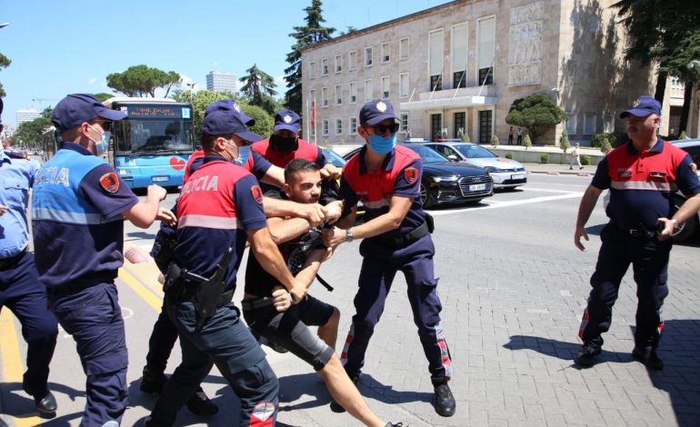 “MUZIKA NUK VRET”! Artistët sërish protestë te Kryeministri, përplasje me policinë, disa të shoqëruar me forcë