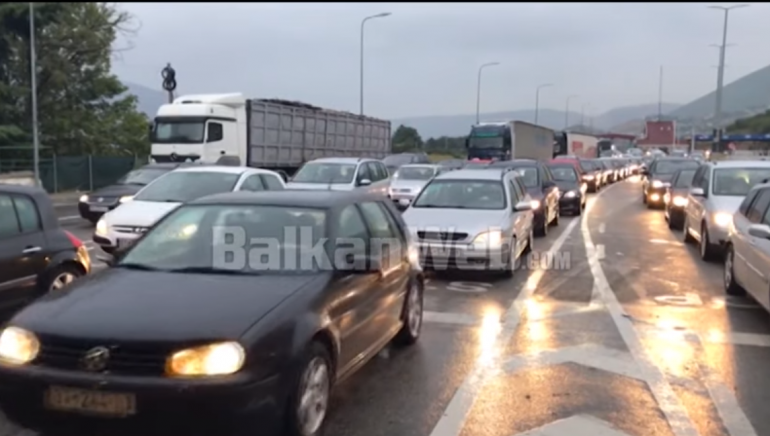 EDHE PSE TEMPERATURAT NUK JANË PREMTUESE/ Pushuesit nga Kosova në radhë për të hyrë në Shqipëri (VIDEO)