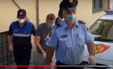 VRASJA NË PATOS/ Mbërrin në Gjykatë 31-vjeçari, pas tij të prangosur dhe babë e bir që i dhunuan nënën (VIDEO)