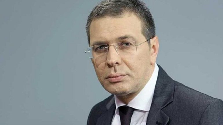 E RËNDË/ Botuesit dhe gazetarit të njohur i zënë pritë te dera e shtëpisë, qëllohet me dy plumba