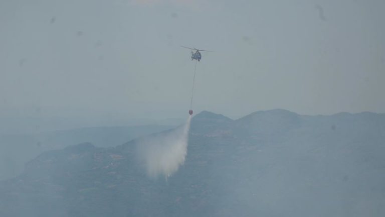 “ZJARRE TË QËLLIMSHME NGA PERSONA TË PAPËRGJEGJSHËM”/ Balla: Mirënjohje FA e zjarrfikësve, Prokuroria Elbasan të hetojë…